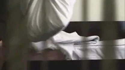 עם קצות אצבעותיה, הבחורה מיומנת אצבעות ואגינה מקרוב סרטוני פורנו לצפייה ישירה