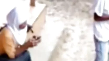 נישק בחורה והתחיל להתפשט ולזיין סרטי פורנו לצפייה ישירה אותה.