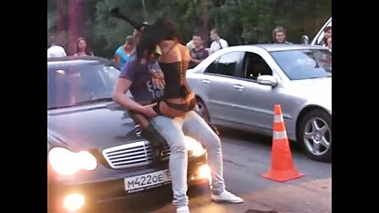 הוא מביא כתפיים רחבות כדי להתעסק עם צעצועים והזין שלו בכל צפייה ישירה סרטי סקס החורים.