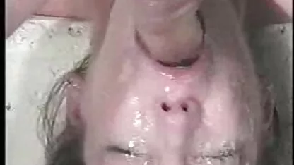זונה רוסיה שזורמת בזמן סרטי פורנו לצפיה ישירה חינם האהבה נופלת עליו.