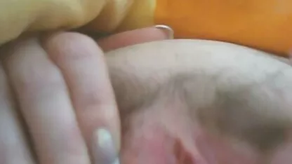 במקום לשתות תה סקסלצפיה חינם במטבח הקטן, היא נישקה את המאהב הבלונדיני שלה בגלל סרטן