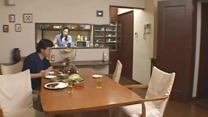 שלישייה סקס לצפיה ישרה בחינם עם אמו החורגת.