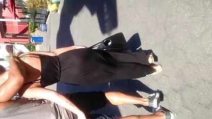 הבחור ששותל את סרטים ארוטים לצפיה השקדים.