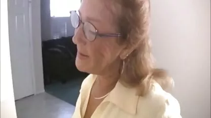 בחור עם שיער צפייה ישירה סרטי סקס חום במטבח.