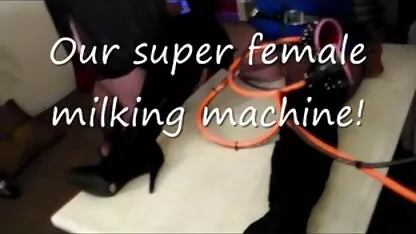 אישה בוגרת מראה חזה טבעי ותחת סרטים כחולים לצפיה בחינם מקומר במצלמה