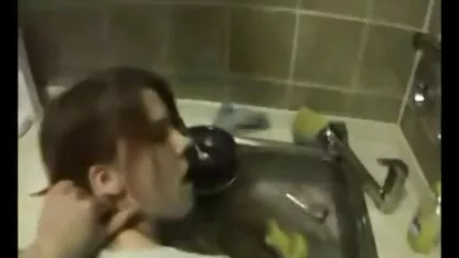 בלונדינית רוסיה צעירה עומדת סרטוני פורנו לצפייה ישירה בנרתיק מגולח חלק כמו זין