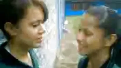 בשירותים עם סרטן ועם צפייה ישירה סרטי סקס המצלמה, הכל ברוסית.
