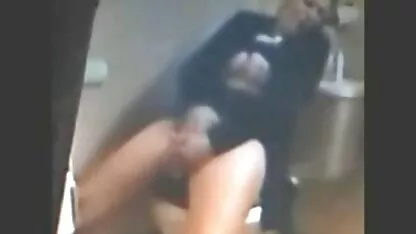 כלבה שטופת זימה עם משקפיים בולעת את הזין הפועם בפיה סרטים ארוטים לצפיה