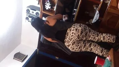 בחור זיין פרה צעירה בשמן. סרטי סקס לצפיה מידית